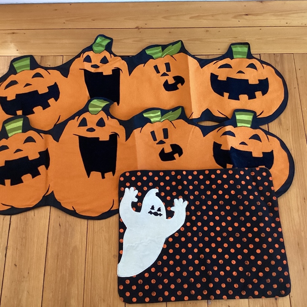 NWT PAIR OF HALLOWEEN TABLE RUNNERS Pumpkins Ghost NWT placemat